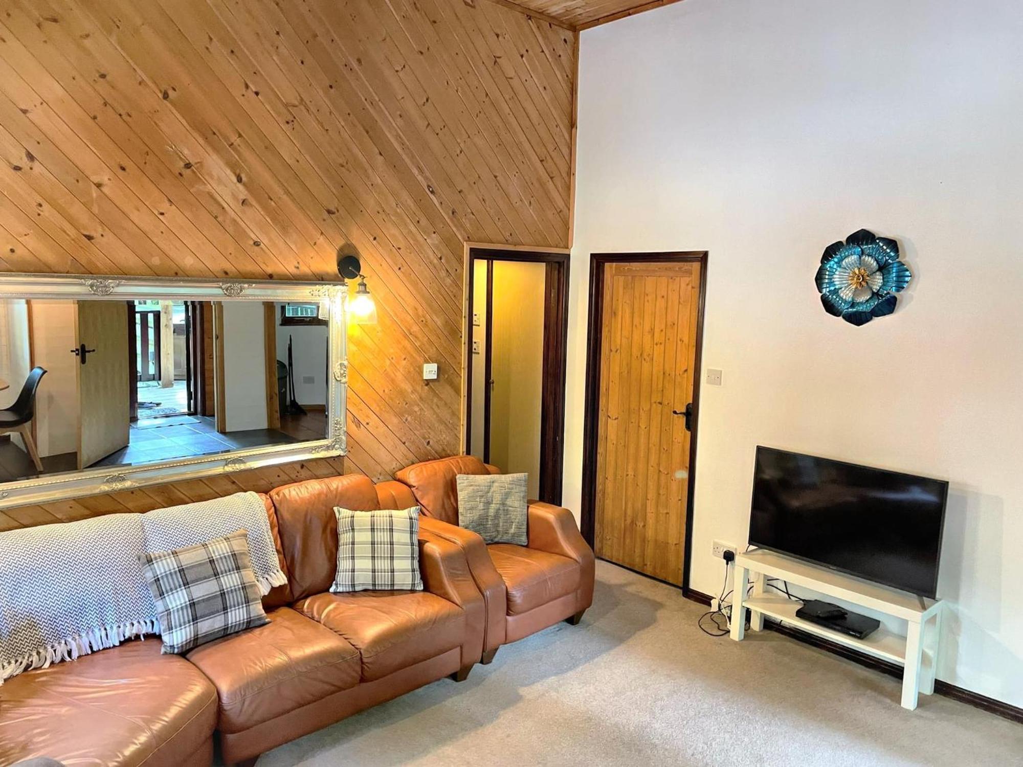 Goldcrest 3-Hot Tub-Woodland Lodges-Carmarthenshire-Tenby Exterior foto