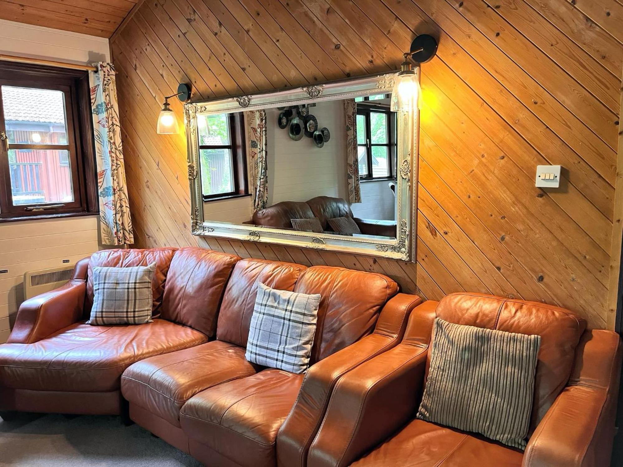 Goldcrest 3-Hot Tub-Woodland Lodges-Carmarthenshire-Tenby Exterior foto